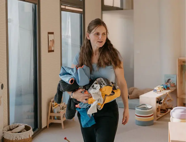 Antonia redet mit Kindern